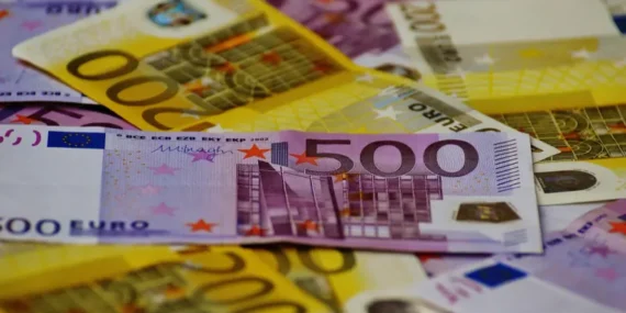 Çikolata Kutusundan 220 Bin Euro Çıktı